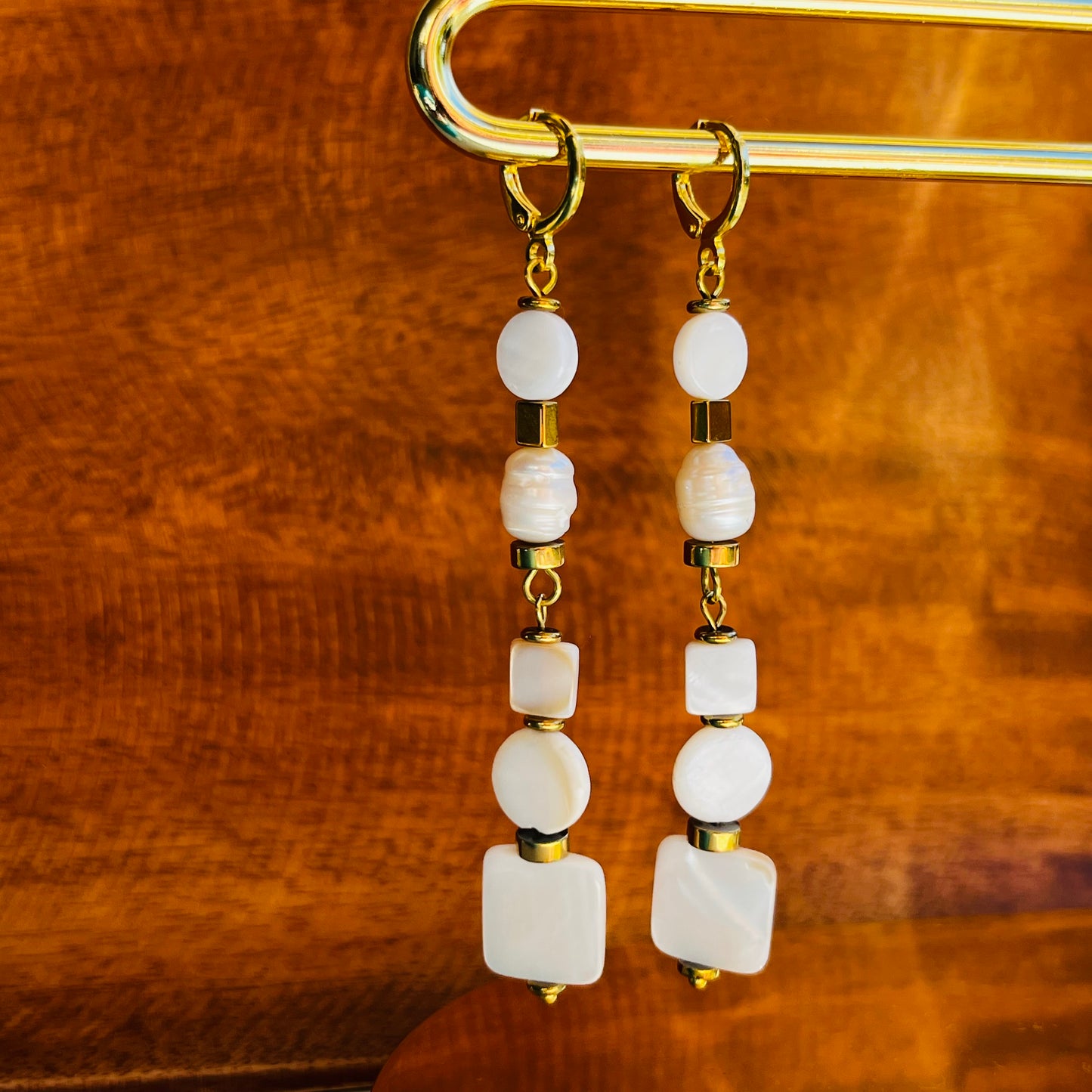Earring Mix of Freshwater Pearl + Mother of Pearl